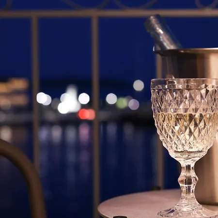 Emilia アパート エルムポリ